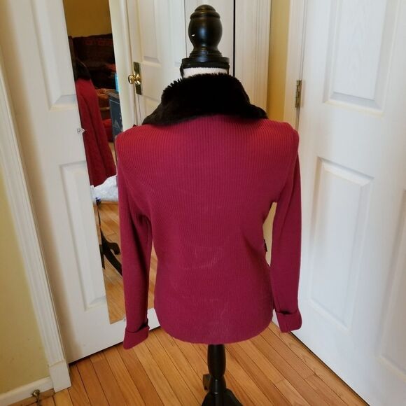 FUCHSIA QUILTED SWEATER JACKET W/ FUR COLLAR - Picture 2 of 4